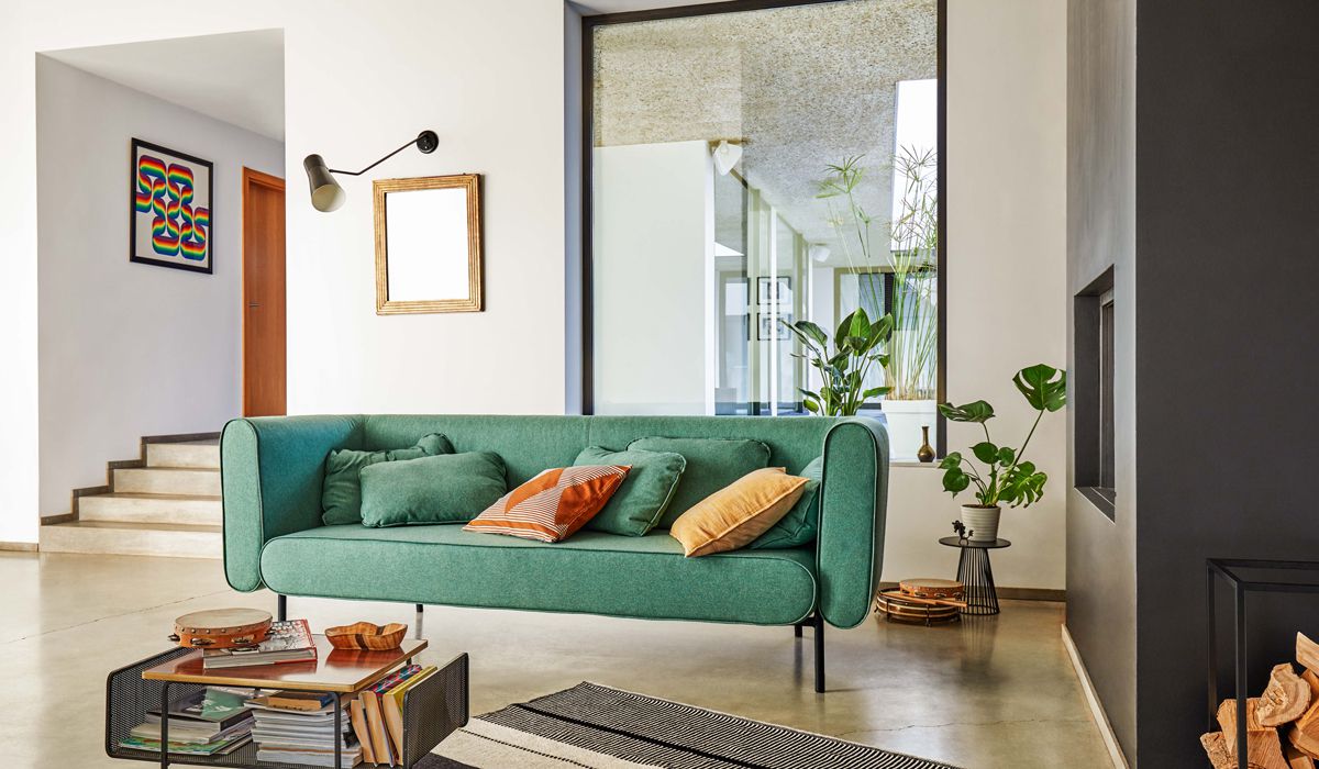 jasnozielona sofa w stylu boho